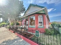 Building Photo - Historic home centrally located and beauti...
