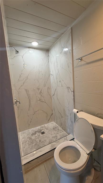 Building Photo - 1418 Queensway Rd