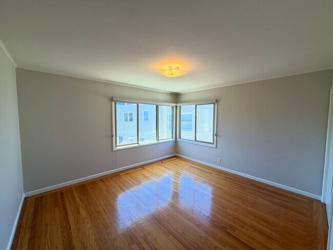 Building Photo - UPDATED HUGE SUNNY 2250sf 3BR+Den/1+2Half BA 2250sf Sunset/UCSF Home VIEWS AVAILABLE NOW