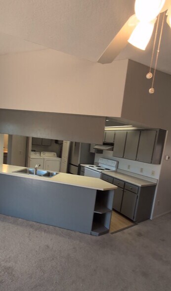 Building Photo - 4944 Summit Cir