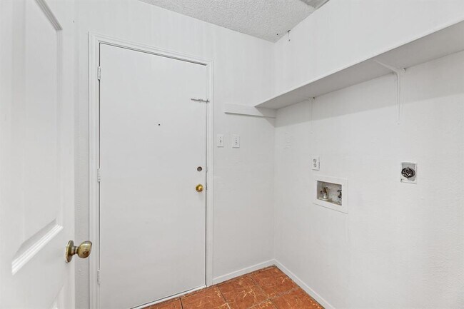 Building Photo - 2923 Norfolk Dr