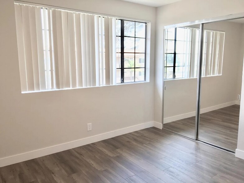 Building Photo - 514 E Valencia Ave