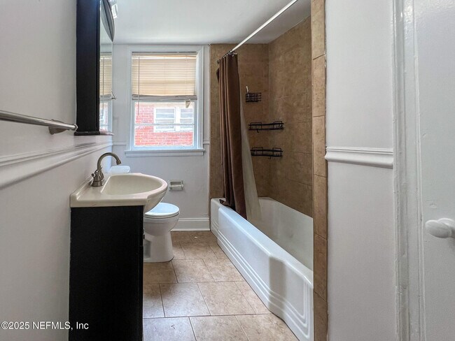 Building Photo - 2575 Myra St