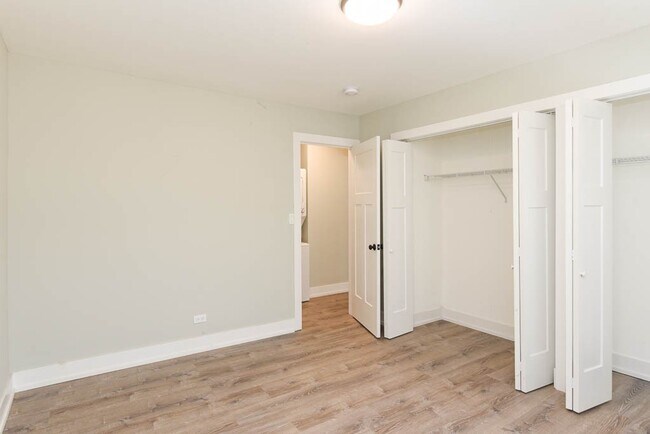 Building Photo - 447 W Surf St