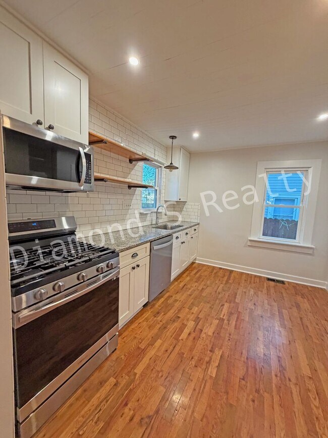 Building Photo - Stunning 2 Bedroom Home Located Near Mercy!