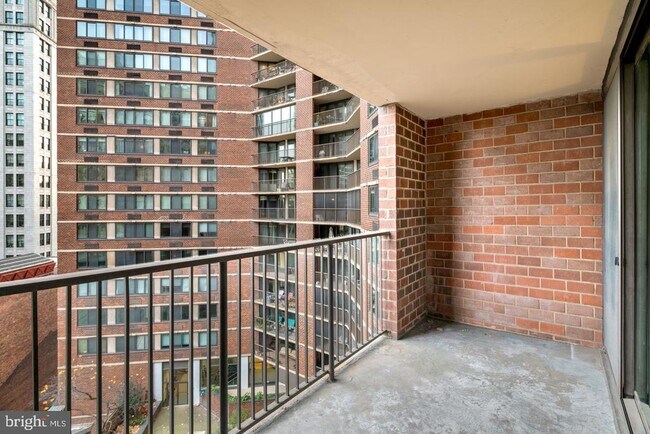 Building Photo - 1420 Locust St