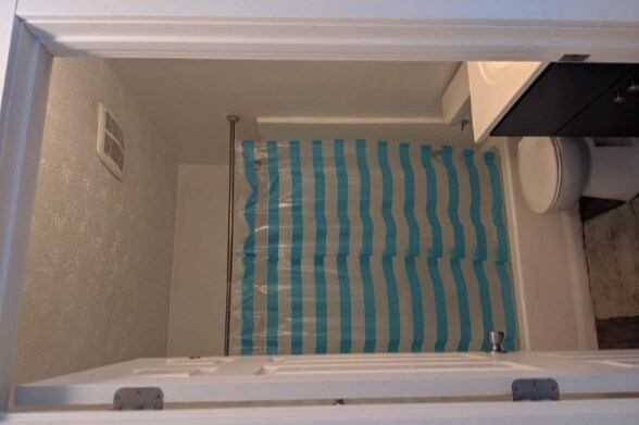 Full Bathroom, shower - 1227 Hilltop Dr