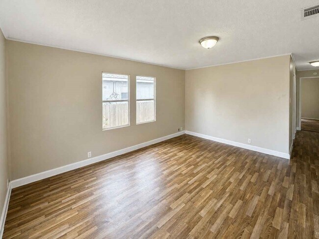 Building Photo - 11919 Kingslake Forest Dr