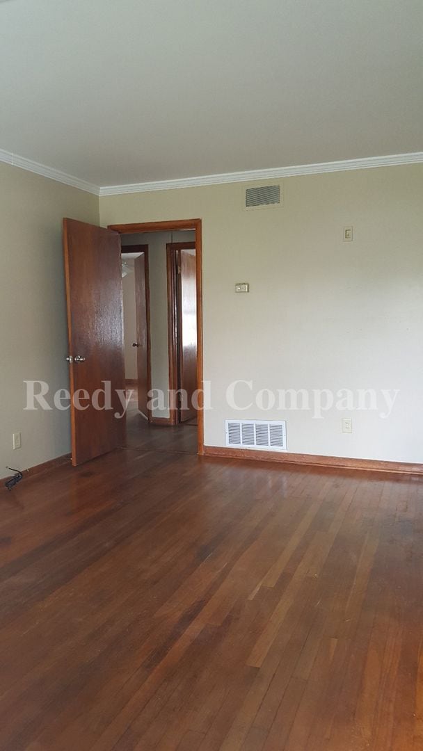 Building Photo - Elegance at its Finest