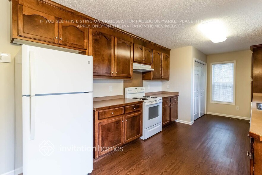 Building Photo - 400 Bennington Dr