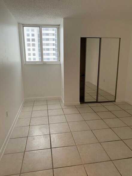 Building Photo - 2457 Collins Ave