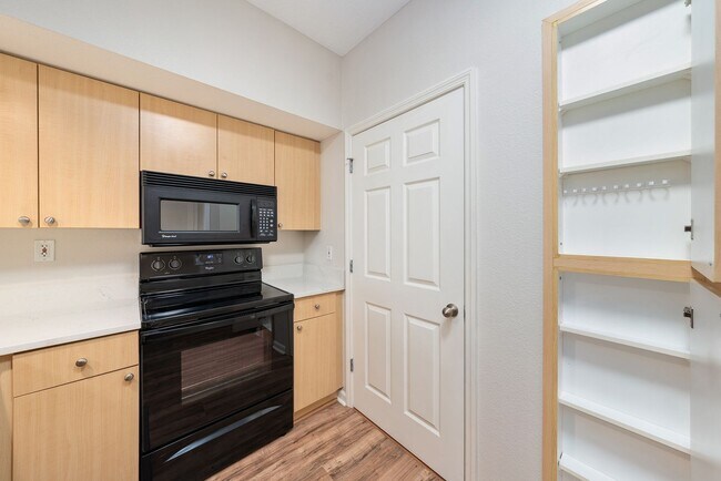 Building Photo - Downtown Orlando One Bedroom with Lake Eola View * * Modernized Waverly Condo