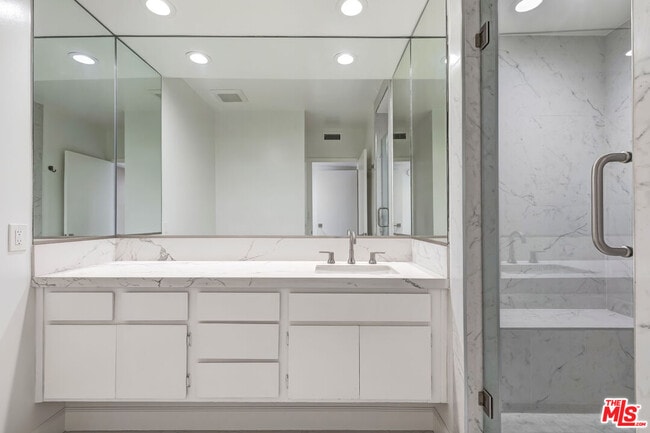 Building Photo - 133 S Oakhurst Dr