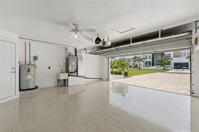 Building Photo - 3800 Bayshore Blvd NE