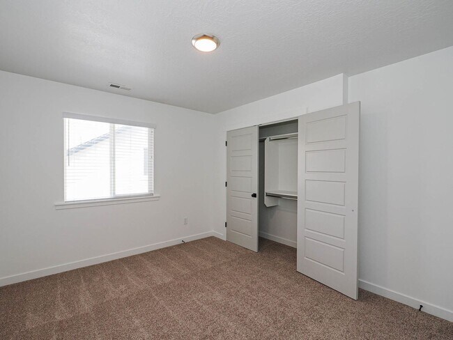Building Photo - 4 Bedroom, 2.5 bathroom Eagle Mountain Home
