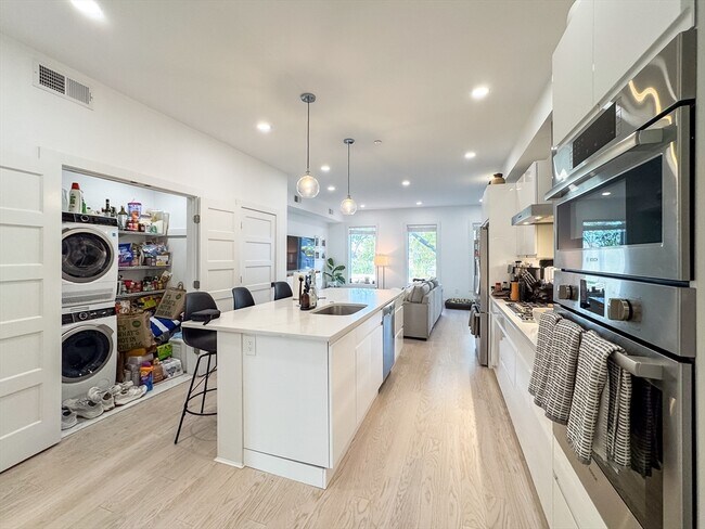 Building Photo - 231 Maverick St