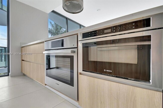 Building Photo - 9901 W Bay Harbor Dr