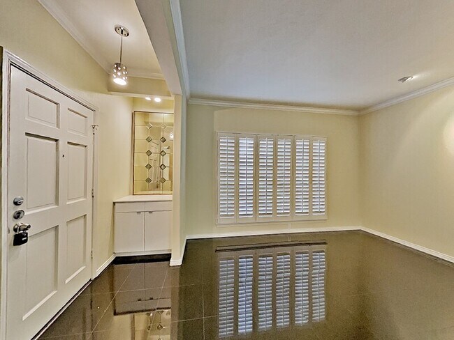 Building Photo - 4343 Bellaire Dr S