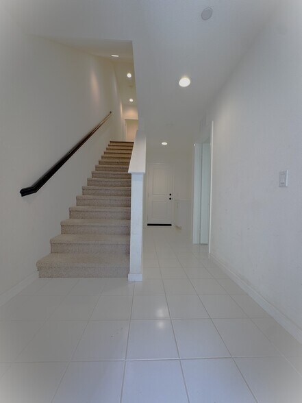 Foyer-upon entry - 2729 Sunrise Way