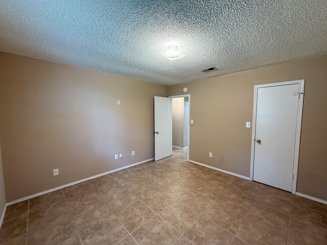 Building Photo - 2 Bedroom 1 Bath Unit for Rent - Water, Tr...