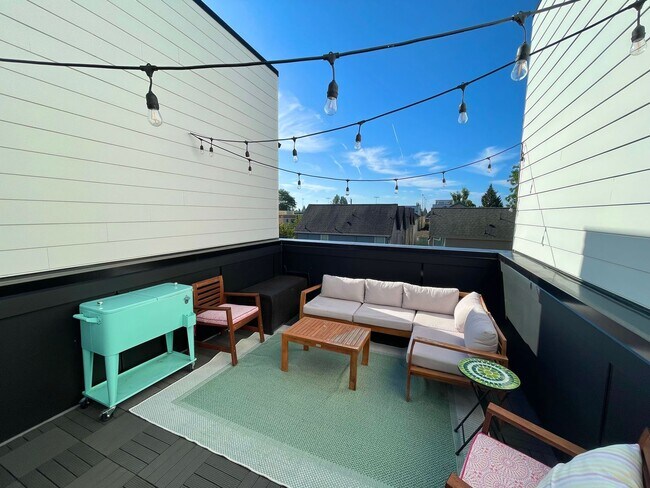 Building Photo - 9257 Ashworth Ave N, Unit D