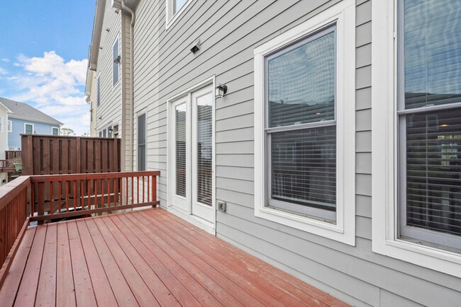 Building Photo - Townhouse - 4 Beds - 4 Bath