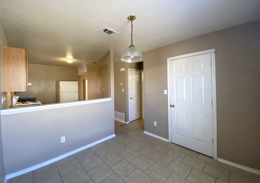 Building Photo - 2801 Cantabrian Dr