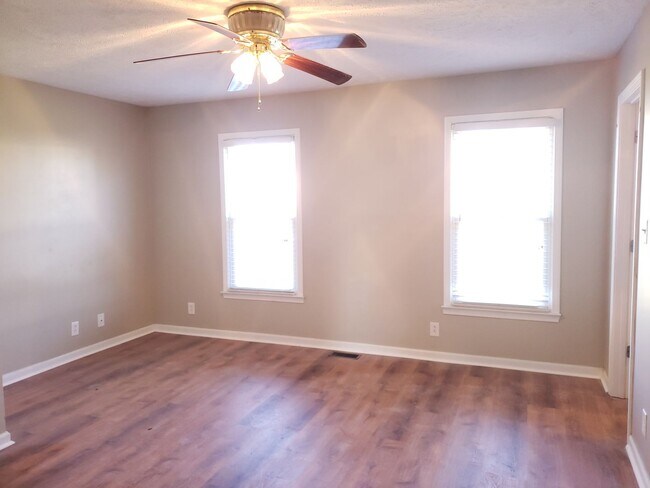 Building Photo - Coming in Jan! 3 Bed/2 Bath, Close to Post!