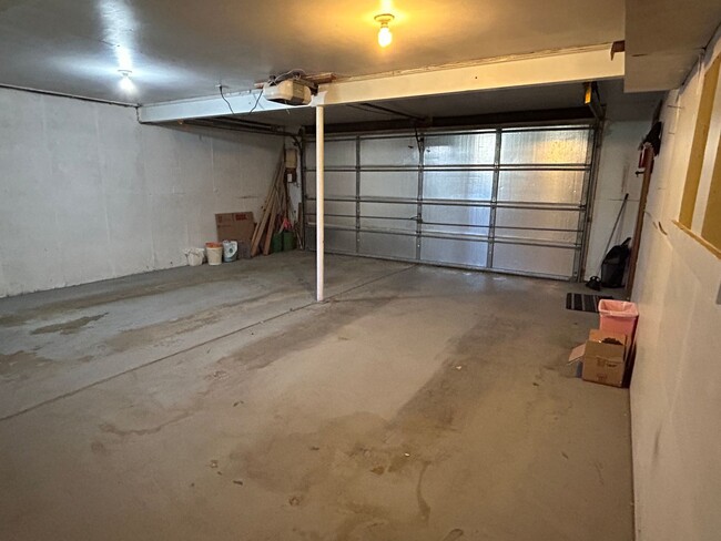Building Photo - Large Single Family Home for Rent