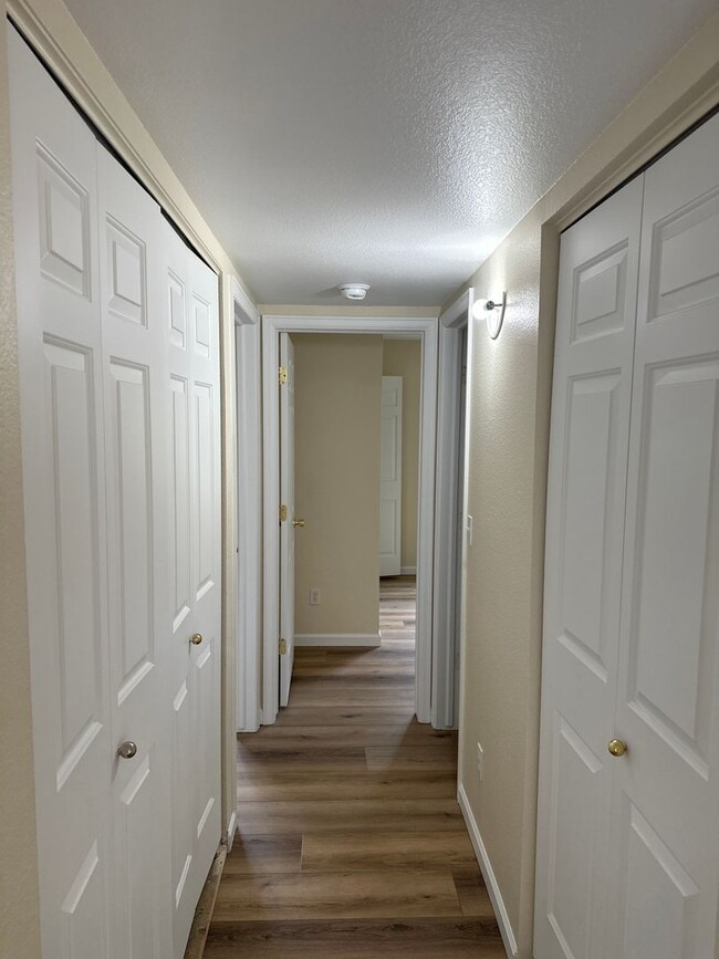 Building Photo - 2 Bedroom Condo in West Glenwood