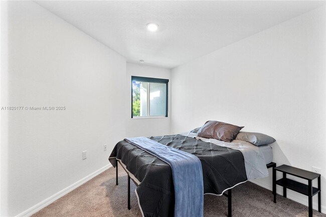 Building Photo - 6285 SW 47th Manor