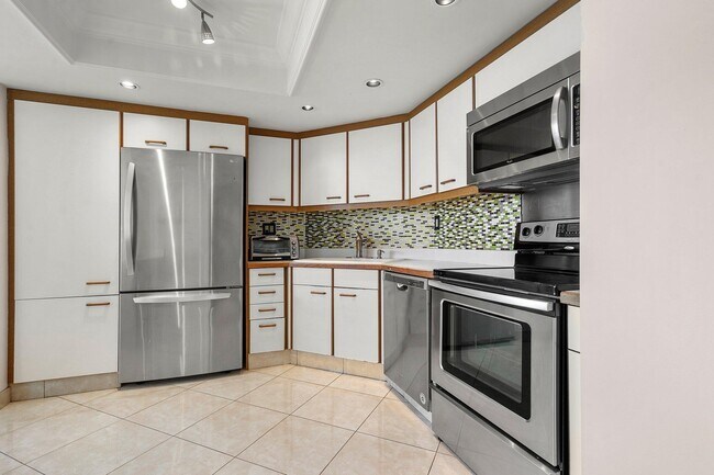 Building Photo - 5080 N Ocean Dr