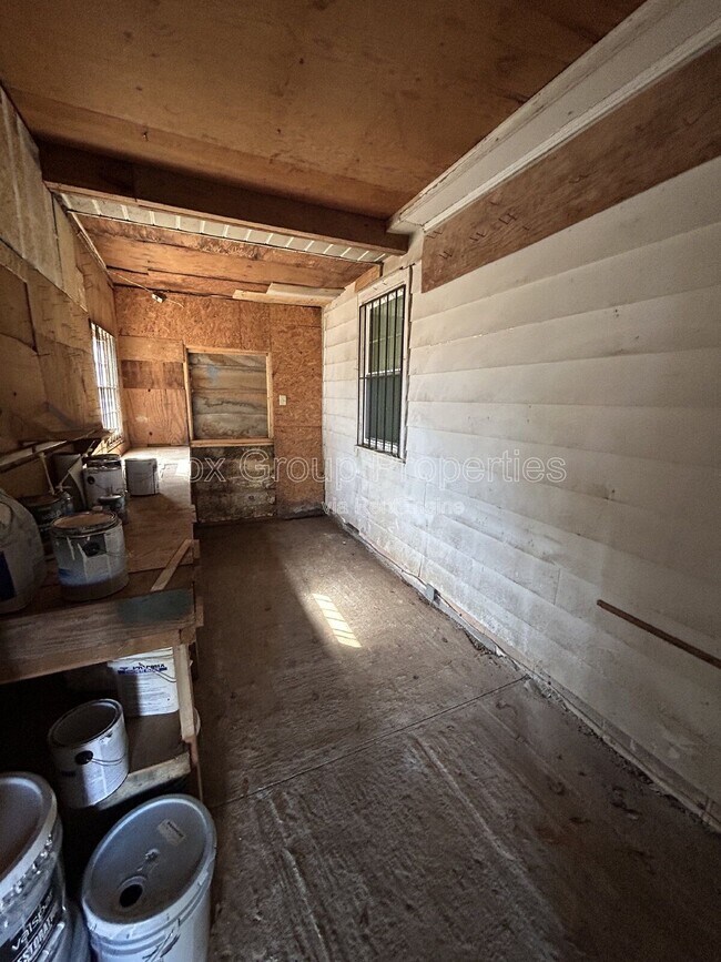 Building Photo - 402 S Yates St