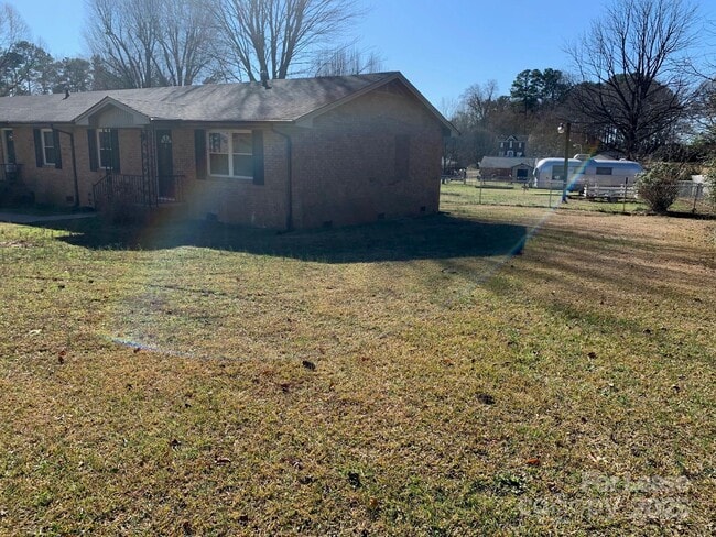 Building Photo - 310 Hillcrest Dr