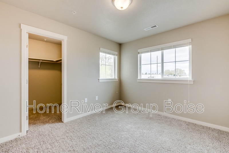 Building Photo - 933 E Travel Ln