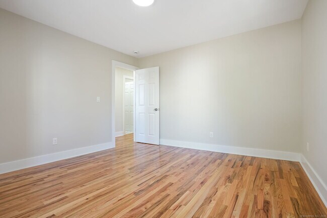 Building Photo - 10 Perry Hill Rd