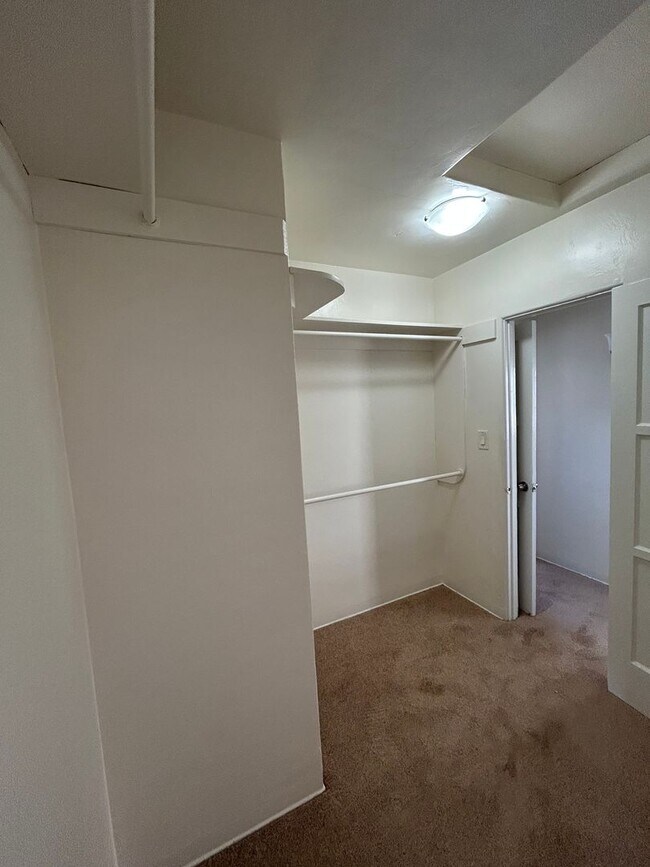 Building Photo - Bright Upstairs Studio Available NOW