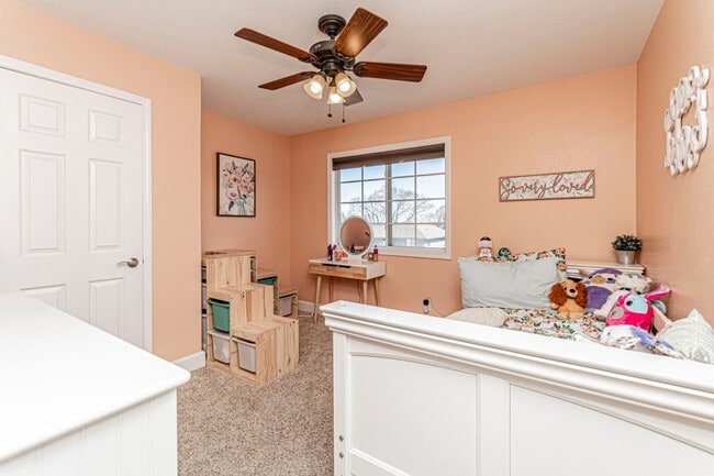 Building Photo - Spacious Single Family Home