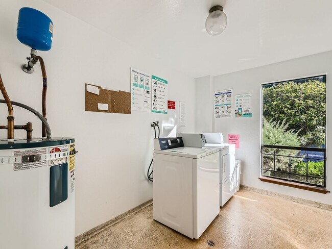 Building Photo - Immaculate 2 Bedroom Condo @ A Convenient Lynnwood Location!