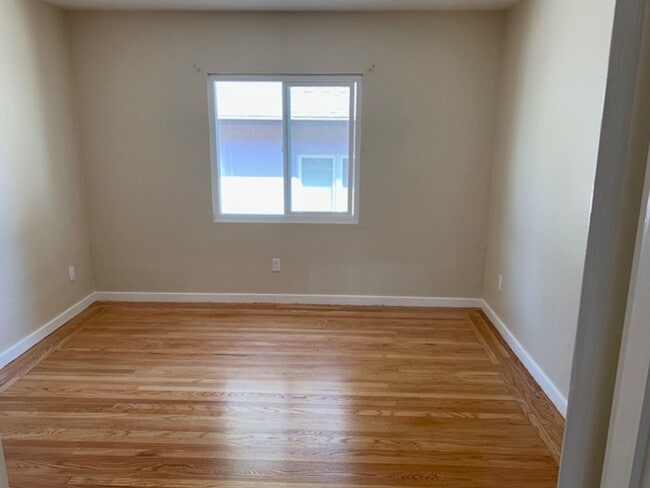 Building Photo - Epic REA-Great 1 BR/1 BA Unit in a S/S Duplex