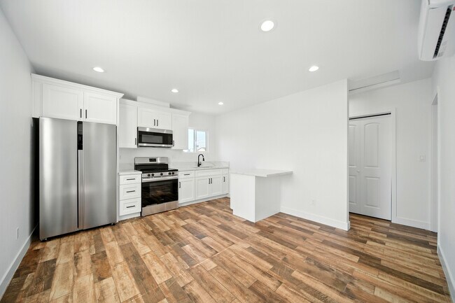 Building Photo - 521 1/2 W 78th 2nd floor Left Side Unit