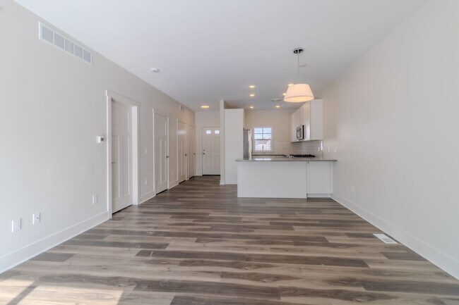 Building Photo - 1548 Simsbury St