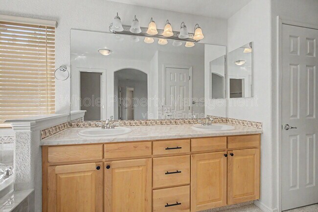 Building Photo - 11081 Independence Cir W