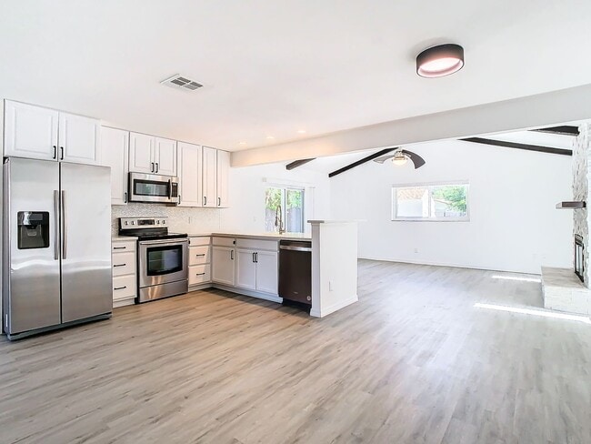 Building Photo - Stunning Rental Pool House in South St. Pe...