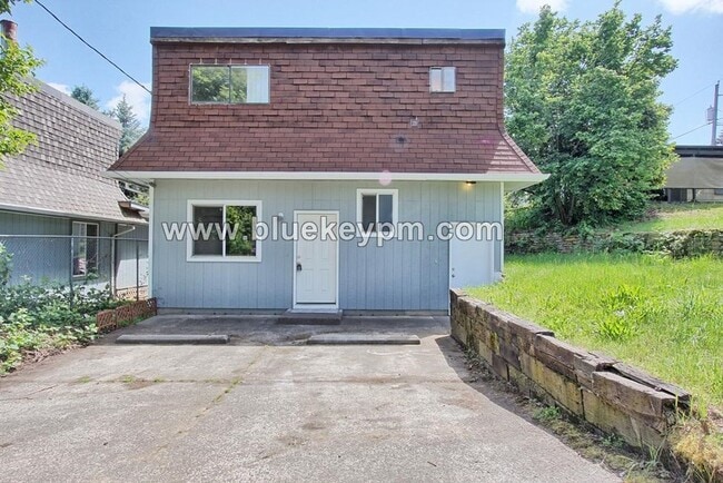 Primary Photo - Upper Floor 1 Bed, 1 Bath Duplex Unit for ...