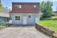 Building Photo - Upper Floor 1 Bed, 1 Bath Duplex Unit in Parkrose
