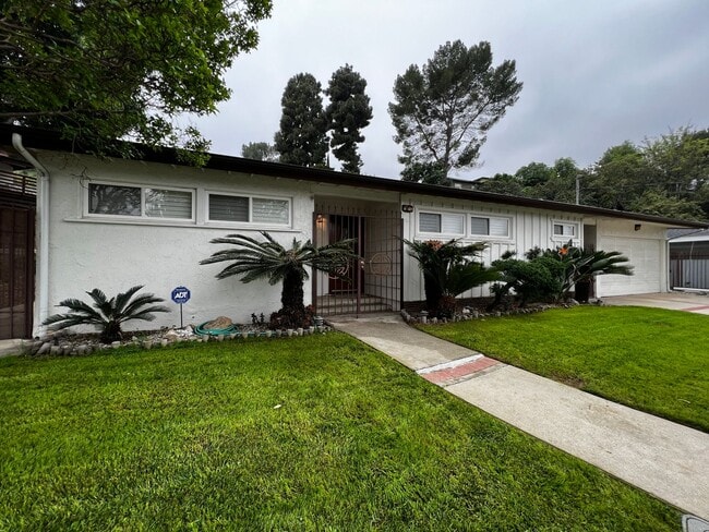 Primary Photo - Gorgeous 3 Bedroom 1.5 Bath Home located i...