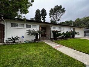 Building Photo - Gorgeous 3 Bedroom 1.5 Bath Home located i...