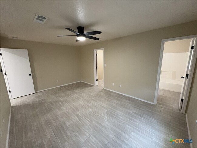 Building Photo - 2611 Littlewood Dr
