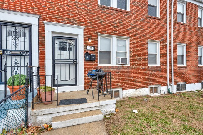 Building Photo - 3706 W Franklin St